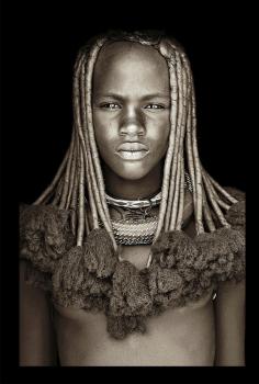 Tenture Himba girl